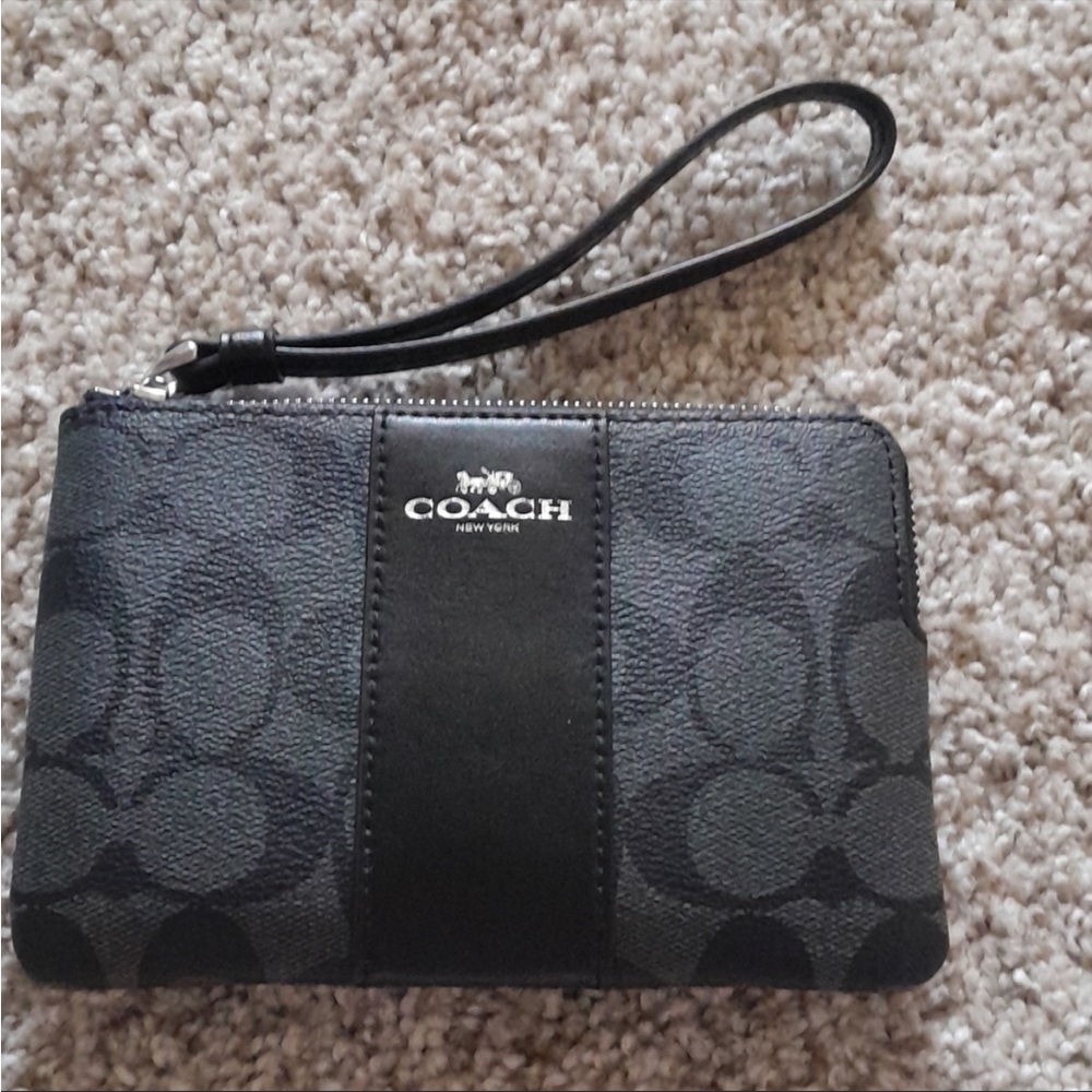 Coach Wristlet Wallet 🖤